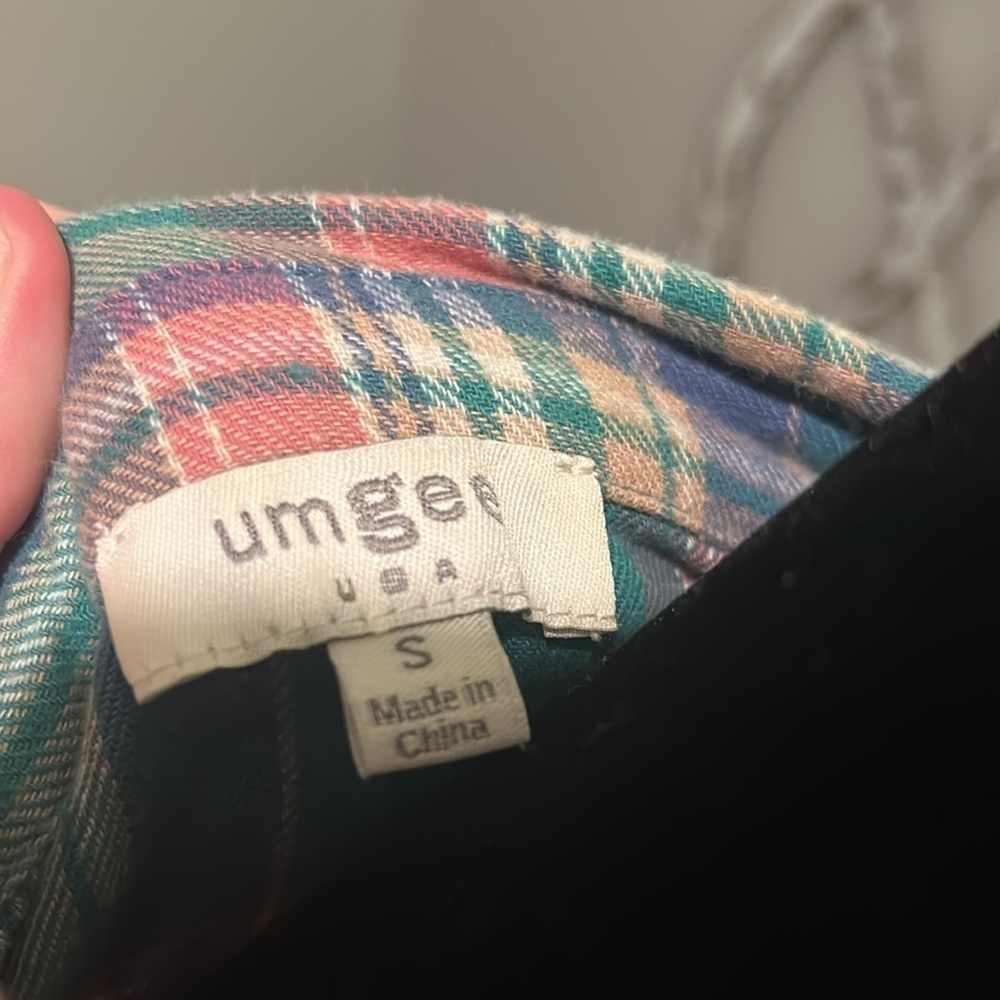 Umgee Small button down top    A - Picture 8 of 8
